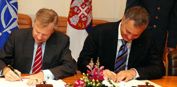 Generální tajemník NATO Jaap de Hoop Scheffer a ministr obrany Srbska Dragan Šutanovac podepisují letos v říjnu dohodu o spolupráci