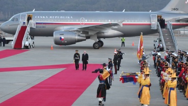 Slavnostní ceremonie na letištní ploše při příletu letadla předsedy vlády ČR do Soulu, 24. února 2015.