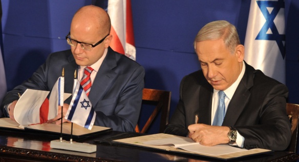 Premiér Bohuslav Sobotka a izraelský premiér Benjamin Netanjahu podepsali memorandum, 25. listopadu 2014.