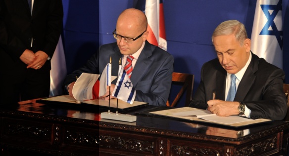 Signature of memoranda and agreements at a joint inter-governmental meeting on 25 November 2014.