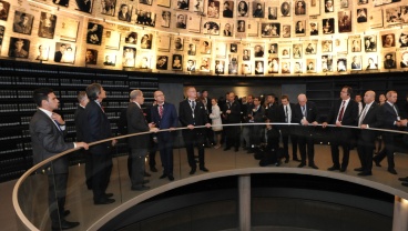 Premiér Sobotka uctil společně s ministry památku obětí holocaustu v Jad Vašem, 25. listopadu 2014. 