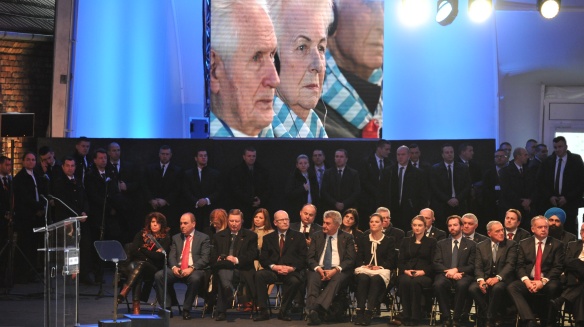 Předseda vlády Bohuslav Sobotka v úterý 27. ledna 2015 v Osvětimi uctil památku obětí holocaustu.