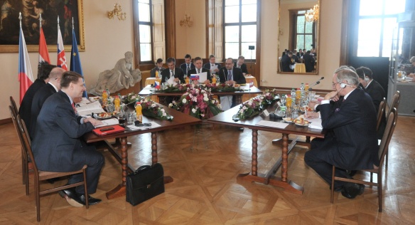 Premiér Sobotka se 29. ledna 2015 setkal ve Slavkově se spolkovým kancléřem Rakouské republiky Faymannem a předsedou vlády Slovenské republiky Ficem.