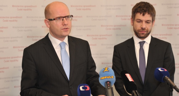 Premiér Bohuslav Sobotka uvedl Roberta Pelikána do funkce ministra spravedlnosti, 12. března 2015.