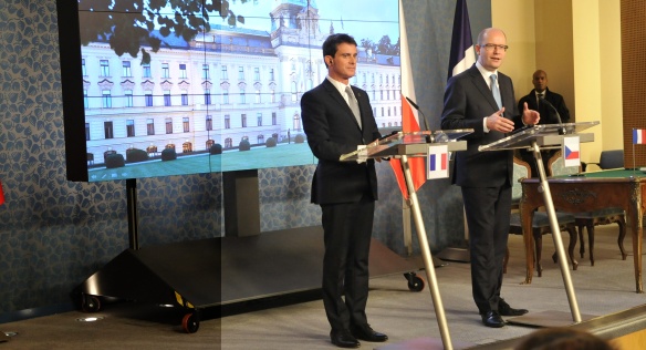 Tisková konference po setkání premiéra Sobotky s předsedou vlády Francie Manuelem Vallsem, 8. prosince 2014. 