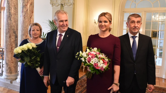 Společné foto Ivany a Miloše Zemanových s Monikou a Andrejem Babišovými před tradičním novoročním obědem v Lánech, 2. ledna 2018. 