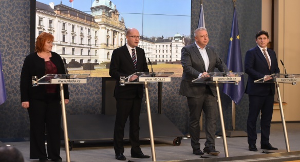 Premiér Bohuslav Sobotka se setkal s ministrem vnitra Chovancem, vedením a zástupci odborů České pošty, 16. prosince 2016.