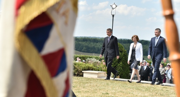 Český premiér Babiš, francouzská ministryně obrany Parlyová a slovenský premiér Pellegrini, 30. června 2018 v Darney.