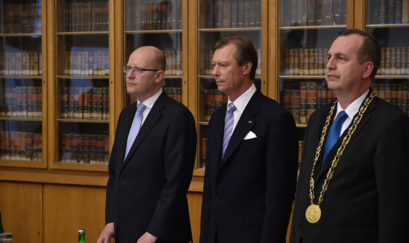 Premiér Bohuslav Sobotka, velkovévodova Jindřich Lucemburský a rektor Karlovy Univerzity Tomáš Zima, 13. května 2016.