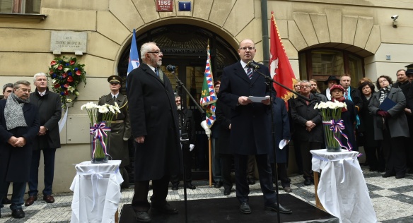 Předseda vlády Bohuslav Sobotka se zúčastnil pietního aktu u Hlávkovy koleje, 17. listopadu 2016.