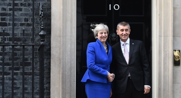Andrej Babiš v Downing Street s britskou premiérkou Theresou Mayovou, 24. října 2018.