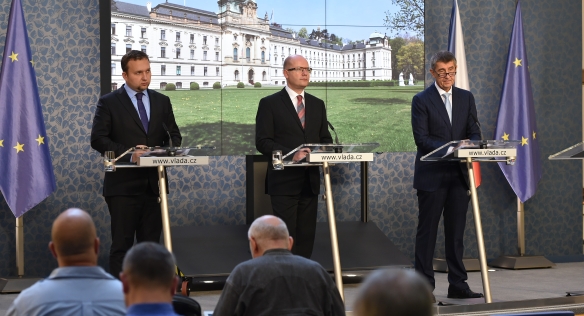 Tisková konference po jednání vlády 23. září 2015.