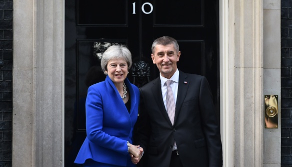 Andrej Babiš v Downing Street s britskou premiérkou Theresou Mayovou, 24. října 2018.