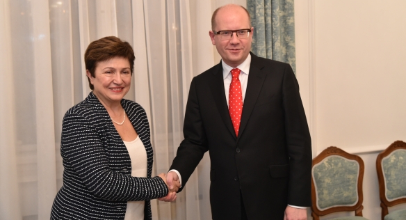 Předseda vlády Bohuslav Sobotka jednal s místopředsedkyní Evropské komise Kristalinou Georgievou, 11. prosince 2015.