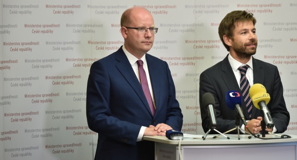 Tisková konference po bilanční schůzce premiéra Sobotky s ministrem spravedlnosti Pelikánem, 11. září 2017.