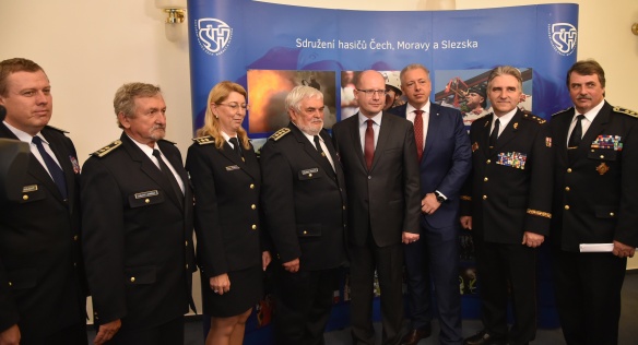 Premiér Sobotka spolu s ministrem vnitra Chovancem navštívil sídlo Sdružení hasičů Čech, Moravy a Slezska, 14. června 2016.