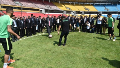 Předseda vlády Bohuslav Sobotka navštívil fotbalový klub Guoan, 16. června 2016.