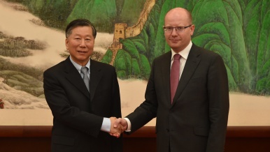 Předseda vlády Bohuslav Sobotka jednal s předsedou Komise pro bankovní regulaci Číny Shang Fulin, 16. června 2016.
