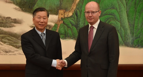 Předseda vlády Bohuslav Sobotka jednal s předsedou Komise pro bankovní regulaci Číny Shang Fulin, 16. června 2016.