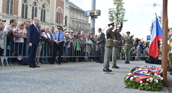 Předseda vlády Bohuslav Sobotka se zúčastnil vzpomínkového aktu u památníku generála George S. Pattona, 6. května 2017.