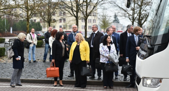Členové vlády při příjezdu na jednání s Radou Karlovarského kraje, 16. dubna 2018. 
