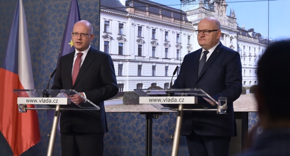 Předseda vlády Bohuslav Sobotka jednal s ministrem kultury Danielem Hermanem, 24. listopadu 2016.