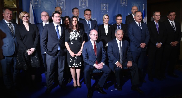 Joint photograph of government officials following intergovernmental consultations in Jerusalem, 22 May 2016.