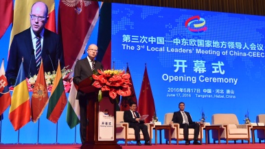 Předseda vlády Bohuslav Sobotka se zúčastnil zahájení Local Leaders Meeting v Tangshan Grand Theater, 17. června 2016.