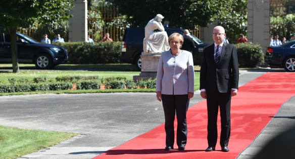 Premier Bohuslav Sobotka welcomes German Chancellor Angela Merkel, 25 August 2016.