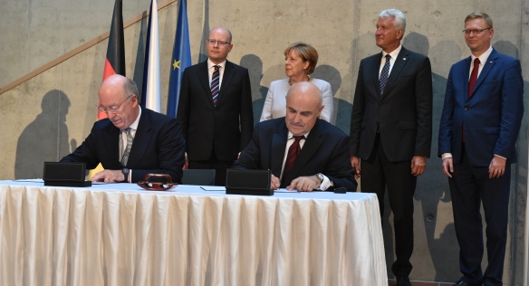 Signature of an agreement between the Czech Technical University in Prague and the German Research Center for Artificial Intelligence, 25 August 2016.