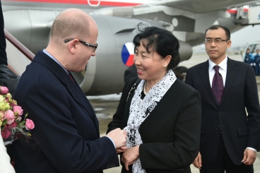 Přílet zvláštního letadla předsedy vlády Bohuslava Sobotky s delegací do Šanghaje, 22. listopadu 2015.