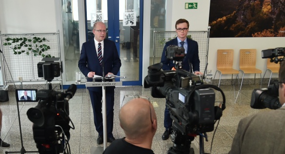 Tisková konference po bilanční schůzce premiéra Sobotky se státním tajemníkem pro evropské záležitosti Chmelařem, 28. září 2017.