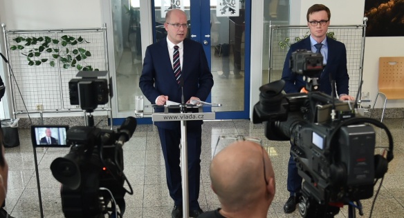 Tisková konference po bilanční schůzce premiéra Sobotky se státním tajemníkem pro evropské záležitosti Chmelařem, 28. září 2017.