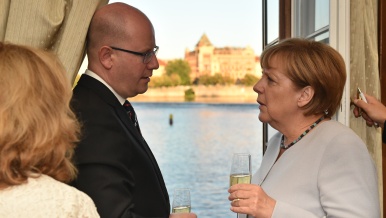Premiér Bohuslav Sobotka a německá kancléřka Angela Merkelová na slavnostní večeři v Lichtenštejnském paláci, 25. srpna 2016.