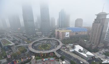 Výhled z šanghajské Oriental Pearl Tower, 23. listopadu 2015.