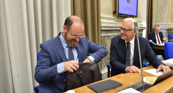 Ministr školství, mládeže a tělovýchovy Robert Plaga s ministrem kultury Iljou Šmídem před jednáním vlády 6. června 2018.