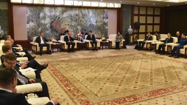 Premiér Bohuslav Sobotka se setkal s viceprimátorem města Šanghaje pro ekonomiku, 23. listopadu 2015.