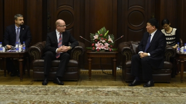 Předseda vlády se setkal s předsedou představenstva Šanghaj Pudong Development Bank, 23. listopadu 2015.