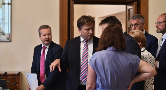 Před jednáním vlády v Hrzánském paláci, 22. srpna 2018.