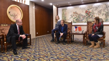Předseda vlád Bohuslav Sobotka se na Pekingské univerzitě setkal s českými studenty, 25. listopadu 2015.