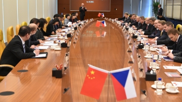 Předseda vlády Bohuslav Sobotka jednal s představiteli Industrial and Commercial Bank of China, 26. listopadu 2015.
