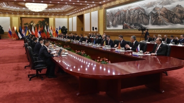 Premiér Bohuslav Sobotka se zúčastnil přijetí vedoucích delegací Summitu 16+1 prezidentem ČLR Si Ťin-pchingem, 26. listopadu 2015.