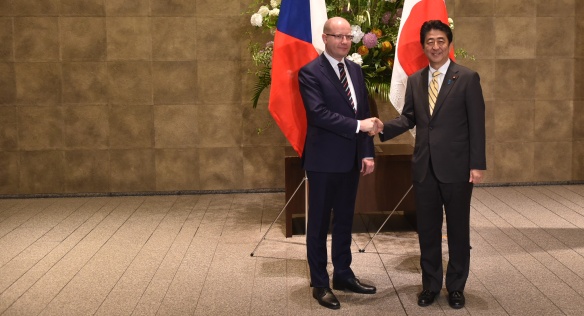 Prime Minister Bohuslav Sobotka met Japanese Prime Minister Shinzo Abe, 27 June 2017.
