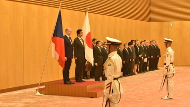 Předseda vlády Bohuslav Sobotka se setkal s předsedou vlády Japonska Šinzó Abem, 27. června 2017.