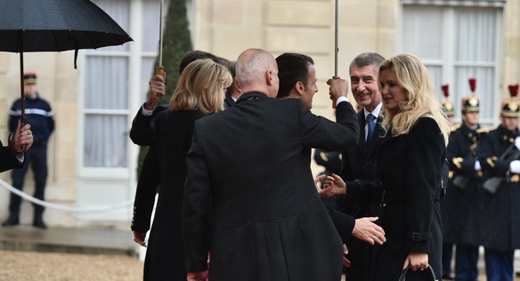 Emmanuel Macron vítá Andreje Babiše s manželkou Monikou v Elysejském paláci, 11. listopadu 2018.