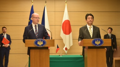 Tisková konference předsedů vlád České republiky a Japonska, 27. června 2017.