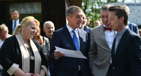 Členové vlády si prohlédli skokanské můstky ve Frenštátu po Radhoštěm, 25. dubna 2018. 