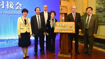 Premiér Bohuslav Sobotka zahájil podnikatelský seminář společně s viceguvernérkou provincie Hebei, 27. listopadu 2015.