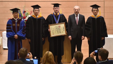 Předseda vlády Bohuslav Sobotka převzal čestný titul Dr.h.c., 28. června 2017.