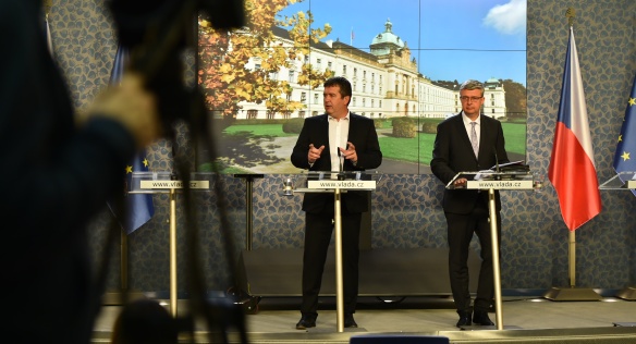 Vicepremiéři Jan Hamáček a Karel Havlíček komentují na tiskové konferenci výsledky jednání vlády, 14. října 2019.